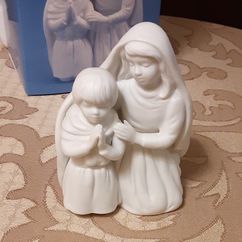 Avon Nativity Collectibles Children in Prayer Porcelain Figurine